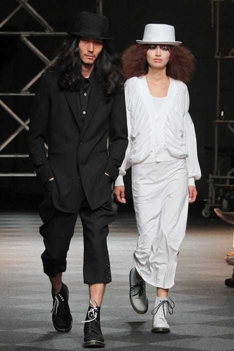 LIMI feu 2011年春夏コレクションより Image by FASHIONSNAP