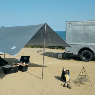 砂浜の中央に位置するテントなどのキャンプ用品