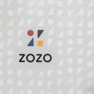 4色のカラーと4種の記号で構成されたZOZOのロゴ