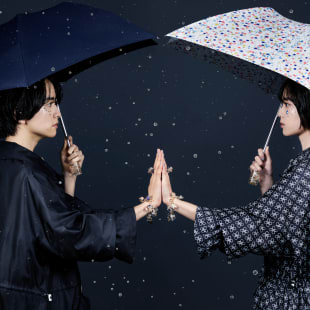 傘をさし手を合わせる男女2人